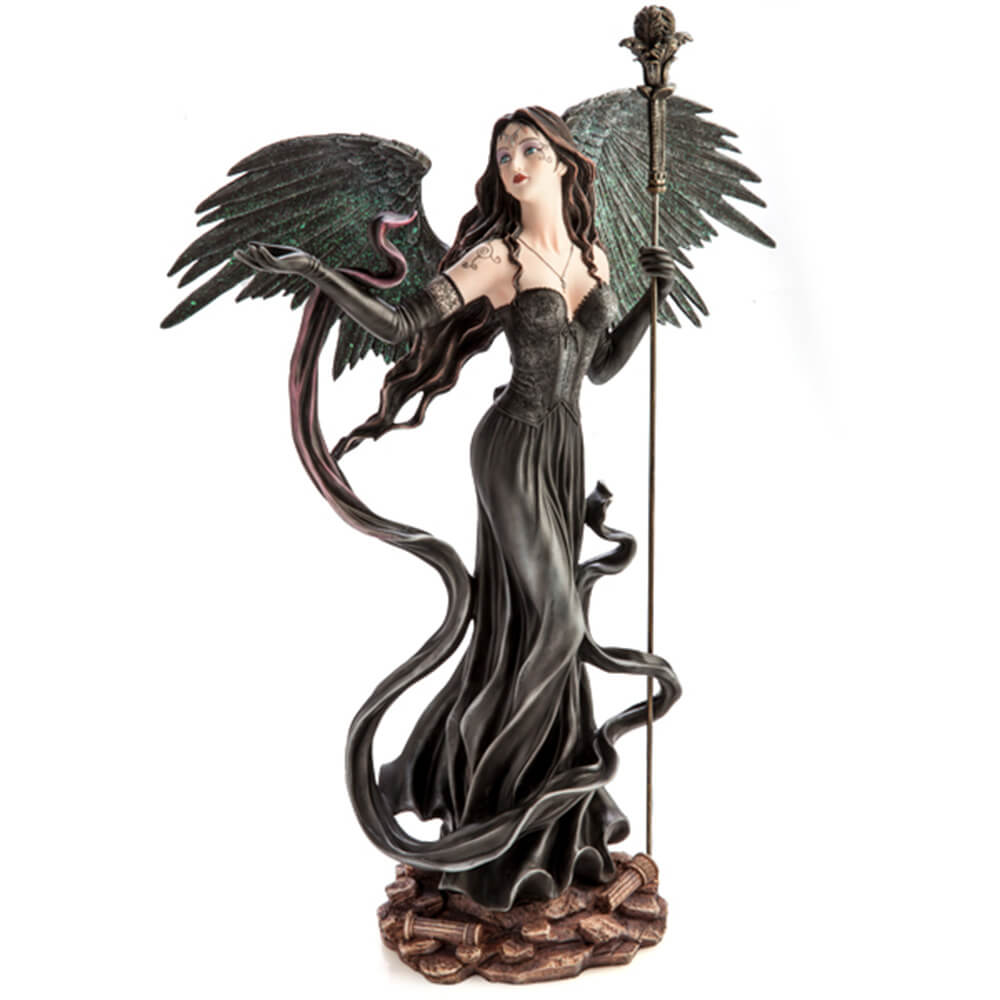 Grand ange noir en robe noire avec figurine du personnel