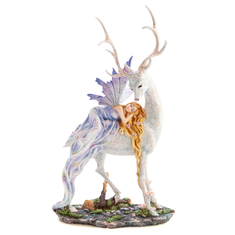 Fée des bois dormant sur une figurine de cerf de neige